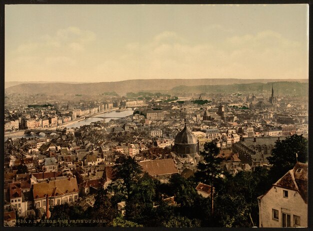 Photo a city with a river and a city in the background