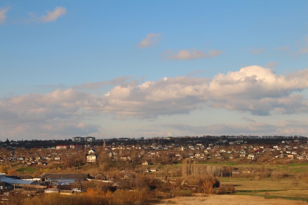 Photo a city with a river and a small town in the background