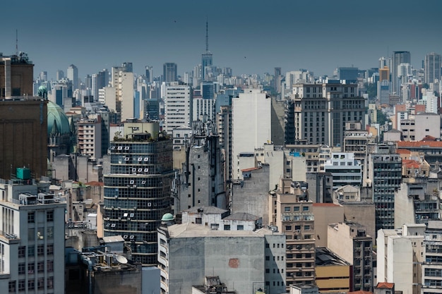 写真 明るい空の背景にある都市風景