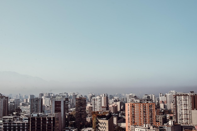 晴れた空に照らされた都市風景