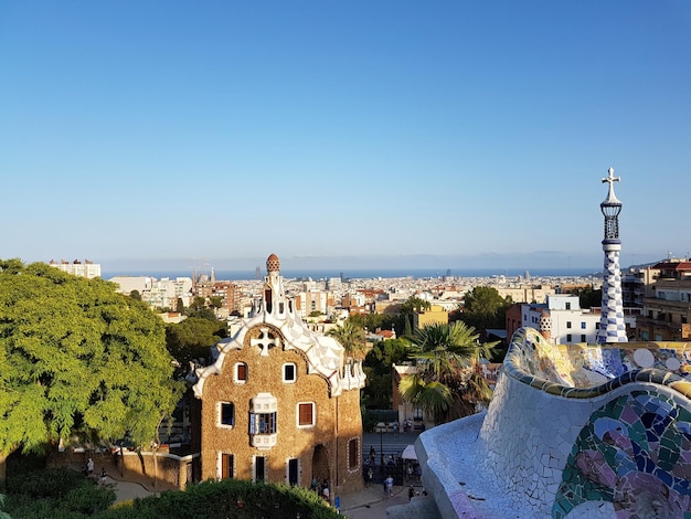 明るい空の背景にある都市風景