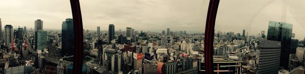 写真 雲の空を背景にした都市風景