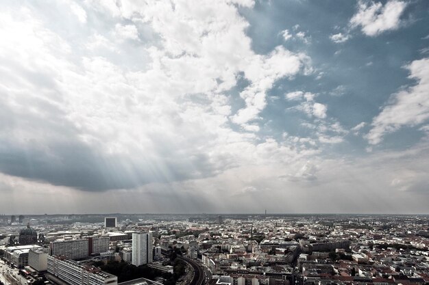 Photo cityscape against cloudy sky