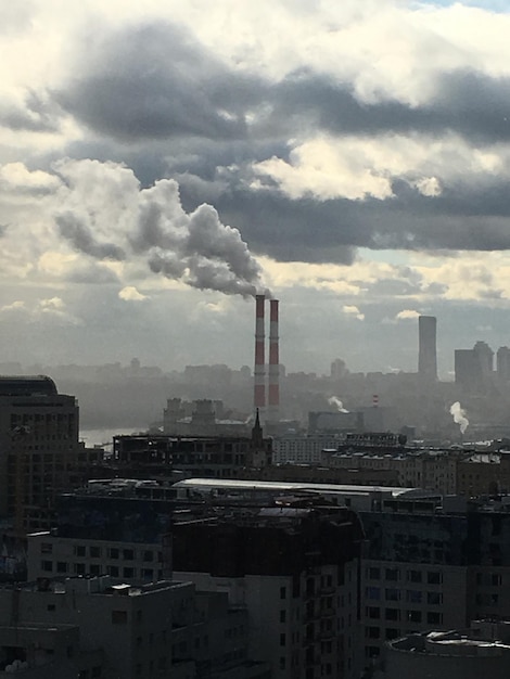 Photo cityscape against cloudy sky