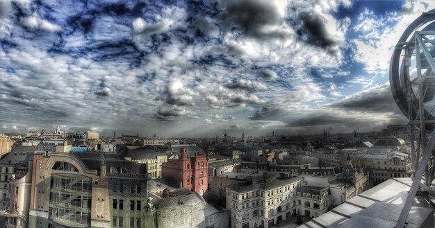 写真 雲の空を背景にした都市風景