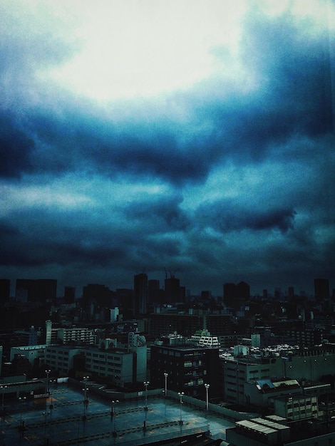 Foto paesaggio cittadino contro un cielo nuvoloso