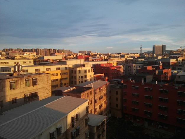 Foto paesaggio urbano contro un cielo nuvoloso