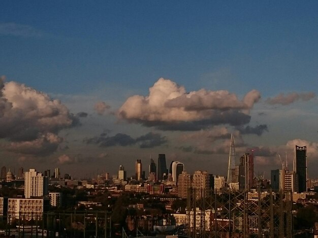 Photo cityscape against cloudy sky