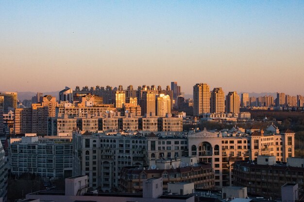 写真 日が昇る際の空に照らされた都市風景