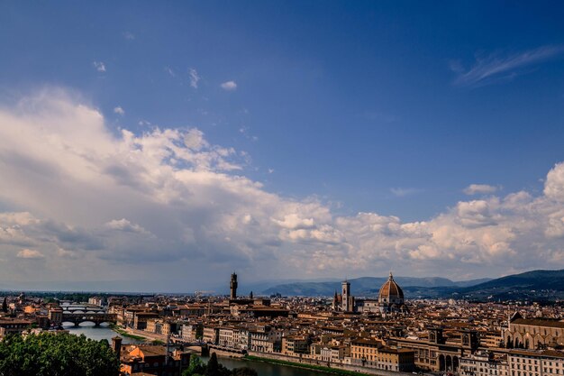 Foto paesaggio cittadino contro il cielo durante il tramonto