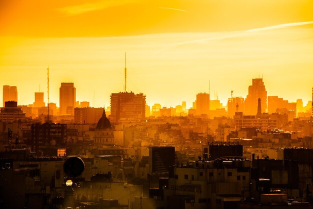 写真 夕暮れの空に照らされた都市風景