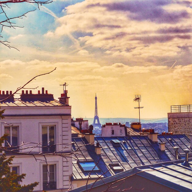 写真 夕暮れの空を背景にした都市風景