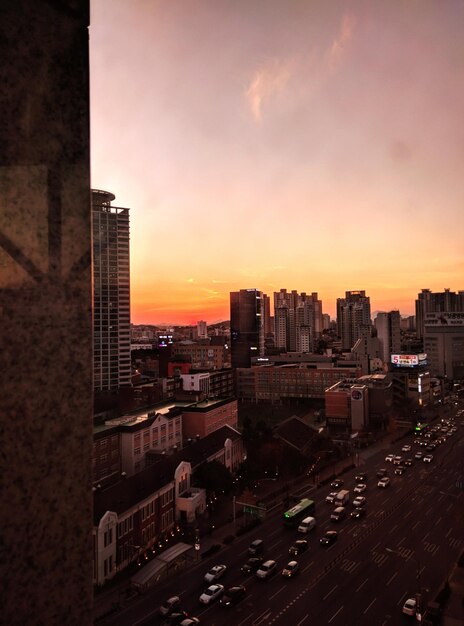 Foto paesaggio cittadino contro il cielo durante il tramonto