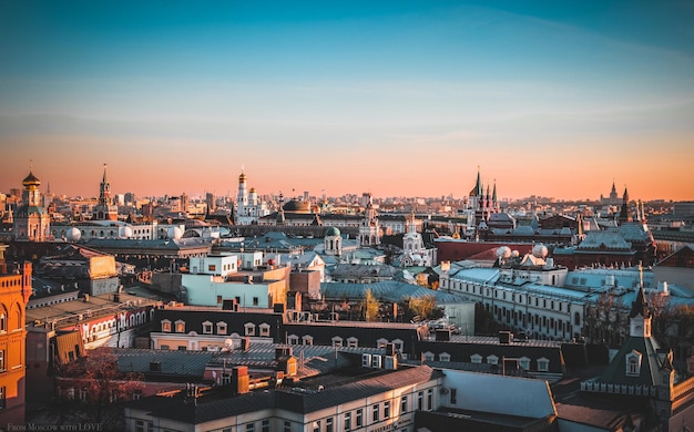 夕暮れの空を背景にした都市風景