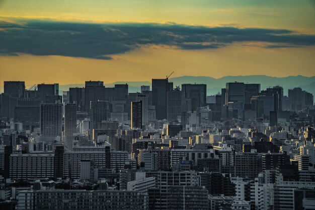 夕暮れの空を背景にした都市風景