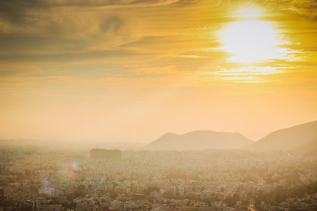 夕暮れの空を背景にした都市風景