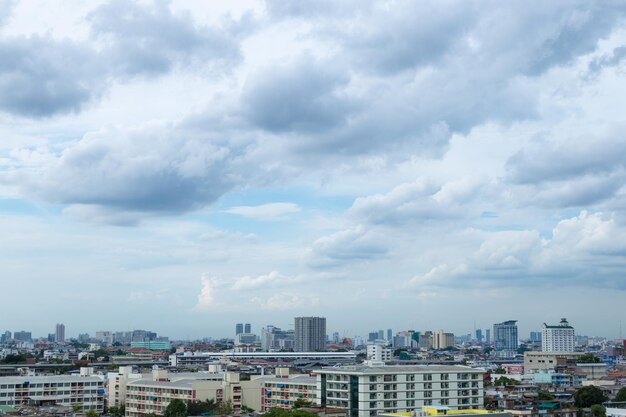 空に照らされた都市風景