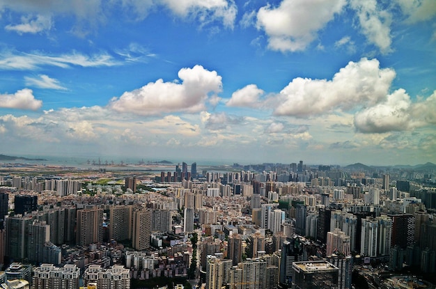 空に照らされた都市風景
