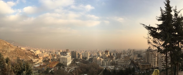 하늘을 배경으로 한 도시 풍경