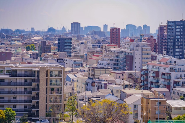 空に照らされた都市風景