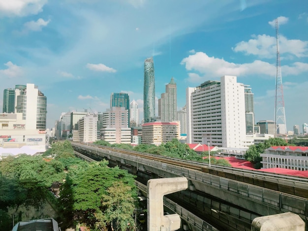 空に照らされた都市風景