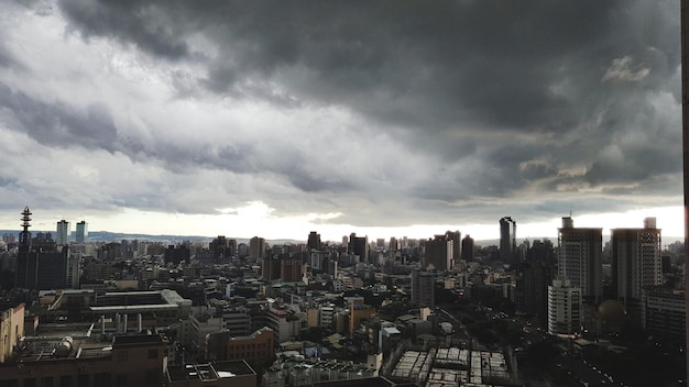 写真 空に照らされた都市風景