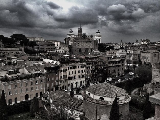 Foto paesaggio cittadino contro le nuvole di tempesta