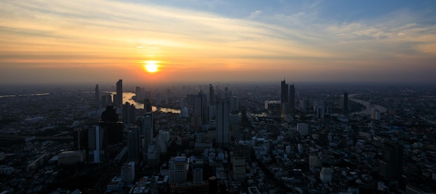 Загрязнение воздуха городской пейзаж вечером и солнечный свет на фоне Бангкока, Таиланд