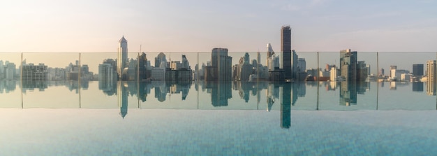 Фото Городской пейзаж и высотные здания в мегаполисе с отражением воды