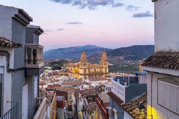 Foto paesaggio urbano della città andalusa di jaen al tramonto con la cattedrale da riconoscere