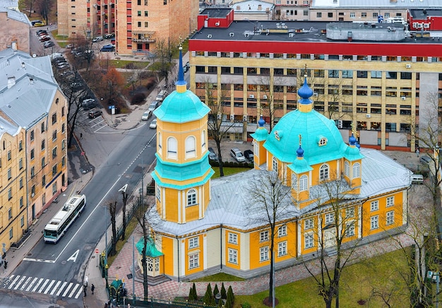 Foto paesaggio urbano e chiesa dell'annunciazione della santissima signora a riga, lettonia