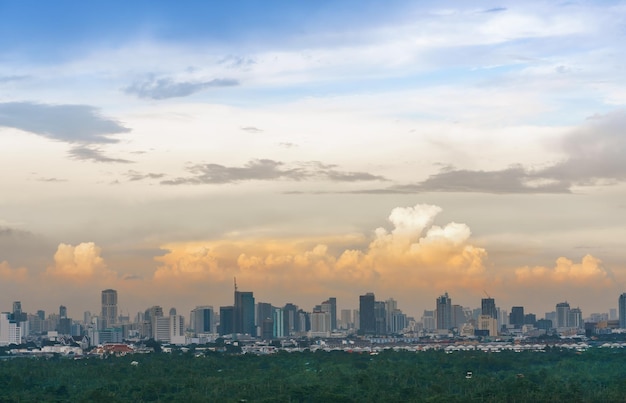Городской пейзаж Бангкока с видом на лес в городе, Банг Качао объявлен легким Бангкока, Таиланд