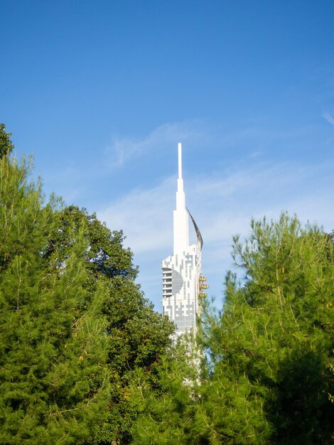 Foto paesaggio cittadino di batumi grattacielo con ruota gigante edificio alto