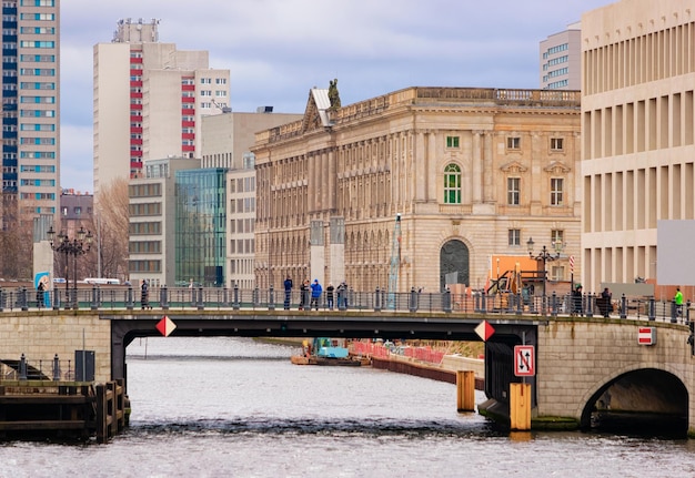 Городской пейзаж Берлина Митте с набережной Шпрее в центре города. Современная строительная архитектура, Германия в Европе.