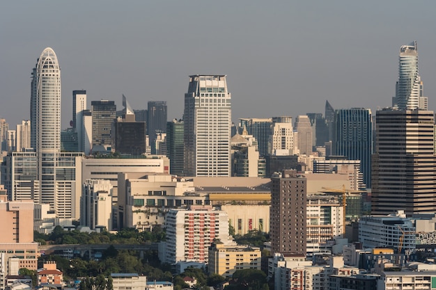 Paesaggio urbano e la costruzione di bangkok durante il giorno