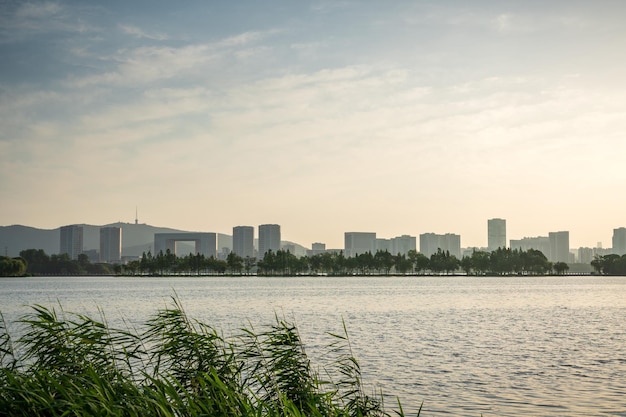 Paesaggio urbano in riva al lago a wuxi cina