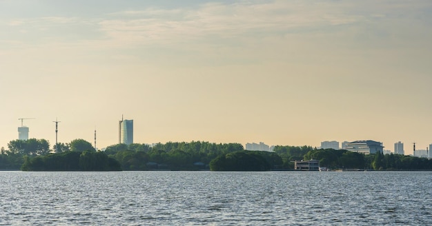 Городской пейзаж у озера в Уси, Китай