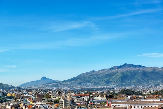 空に照らされた山々による都市風景