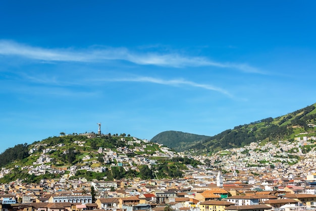 空に照らされた山々による都市風景