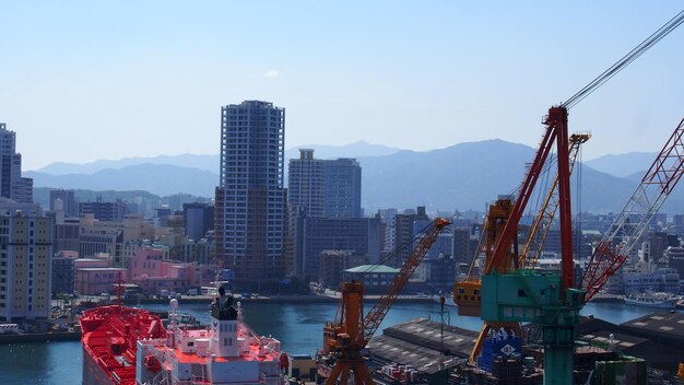 写真 空に照らされた川の都市風景