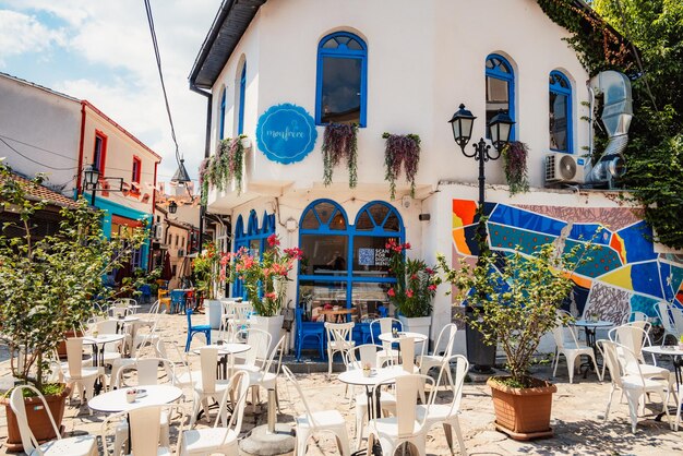 Foto paesaggio urbano della capitale della macedonia del nord skopje strada del vecchio mercato del bazar con i pedoni uno dei mercati più antichi e una popolare zona commerciale turistica