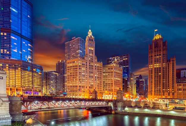 Photo cityscape of chicago riverwalk at dusable bridge over michigan river chicago city usa