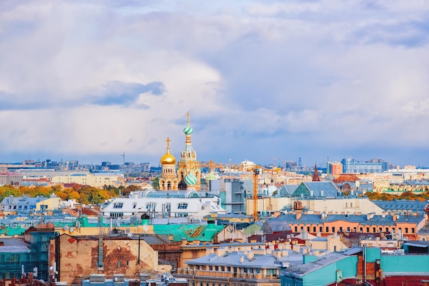 Городской пейзаж церкви Спаса-на-Крови в Санкт-Петербурге, Россия.