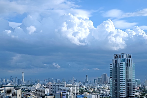 繁華街、バンコク、タイで青空と雲の下の街並み