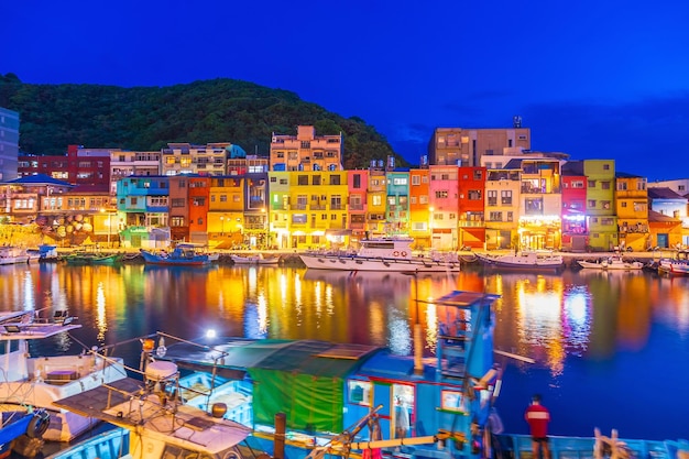 Photo cityscape of colorful zhengbin fishing port in keelung near taipei city taiwan