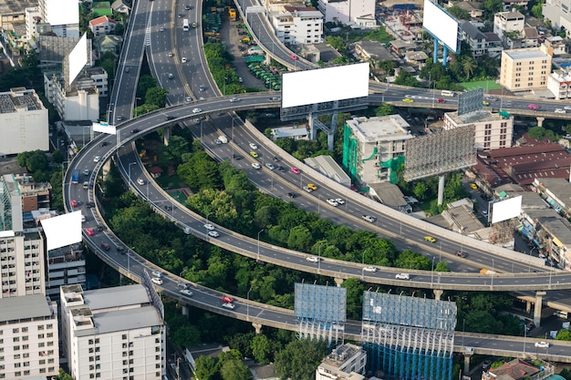 Cityscape en vervoer met expressway en verkeer overdag van wolkenkrabber