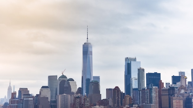 안개가 자욱한 날에 리버티 섬에서 맨해튼의 금융 지구 풍경.
