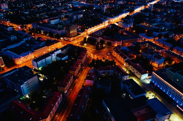 夜の鳥瞰図で町の建築街の通りのホメリベラルーシ空中写真の街並み