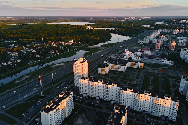 Городской пейзаж гомеля беларусь вид с воздуха на городскую архитектуру городских улиц на закате с высоты птичьего полета