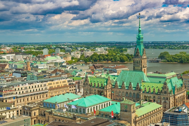 Photo cityscape of hamburg with city hall and dramatic stormy sky on the background, germany